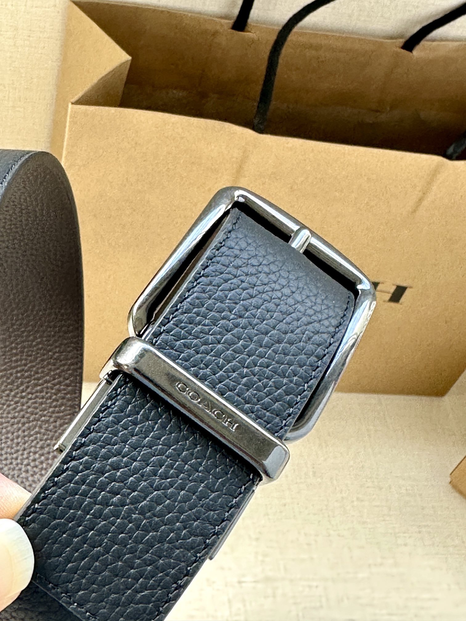 3.7cm（寬）COACH  這款雙面腰帶採用運動小牛皮製作，配有經典標誌帶扣，一款產品，兩種外觀。其合身度可個性定制，可用剪刀進行剪裁。
SAZ
D45
SMM
運動小牛皮
可裁剪
雙面
