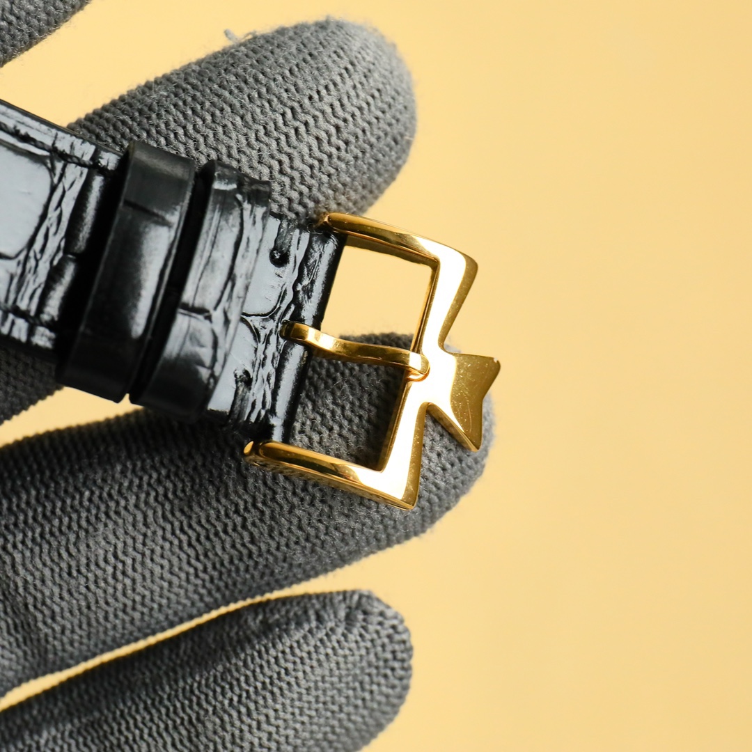 
最新款推薦   市場最高復刻 V4升級版本 江詩丹頓VC傳承系列85180腕表！
1⃣️【表殼】尺寸40MMX9MM，完美圓形的表殼，搭配微孤式表耳設計，使之更加貼合佩戴者的手腕。每一個成品殼套，都需經過MK嚴格的質量把控，方能還原正品獨特的質感。
2⃣️【機芯】9015鋼輪等部件均由MK制表師精工裝飾，自動擺陀更是鍍有18k金，最大限度呈現原裝精湛的工藝水平。
3⃣️【表鏡】前後兩片藍寶石玻璃鏡面，均有防眩暈鍍膜處理。
4⃣️【錶帶】雙層意大利小牛皮，搭配馬耳他十字針扣。