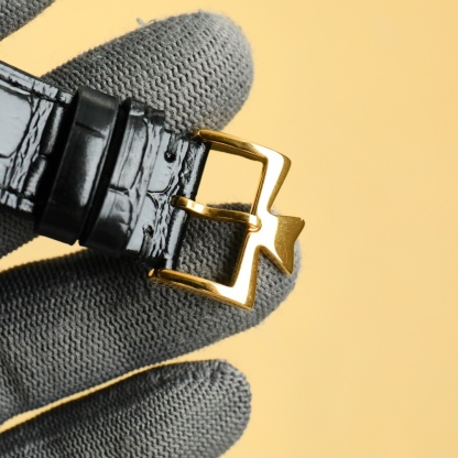 
最新款推薦   市場最高復刻 V4升級版本 江詩丹頓VC傳承系列85180腕表！
1⃣️【表殼】尺寸40MMX9MM，完美圓形的表殼，搭配微孤式表耳設計，使之更加貼合佩戴者的手腕。每一個成品殼套，都需經過MK嚴格的質量把控，方能還原正品獨特的質感。
2⃣️【機芯】9015鋼輪等部件均由MK制表師精工裝飾，自動擺陀更是鍍有18k金，最大限度呈現原裝精湛的工藝水平。
3⃣️【表鏡】前後兩片藍寶石玻璃鏡面，均有防眩暈鍍膜處理。
4⃣️【錶帶】雙層意大利小牛皮，搭配馬耳他十字針扣。