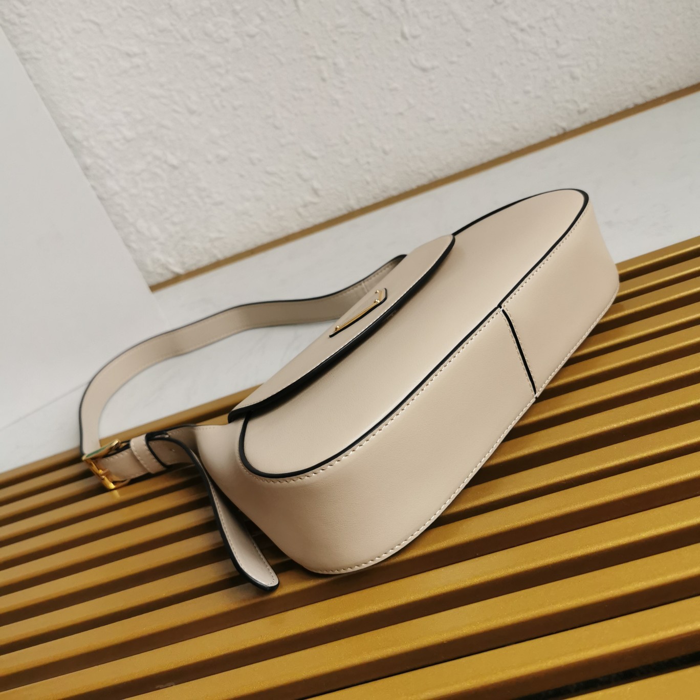 【 原單】P家🌹新款🎉Moon手袋液下包🎉1BD358到貨啦🎉🎉這款簡約Moon液下包為牛皮綻現摩登百搭的魅力。弧形包身設計，肩帶可調長短，磁扣開合翻蓋，便於隨心轉換造型。內配進口小羊皮，設有內袋，金屬配件更添亮麗格調，上身效果非常酷/時尚，又是一款永欠不過時爆款🎉寶寶們，趕緊入手吧🎉 尺寸：長25x高15x底5.5cm🎉🎉🎉🍊！