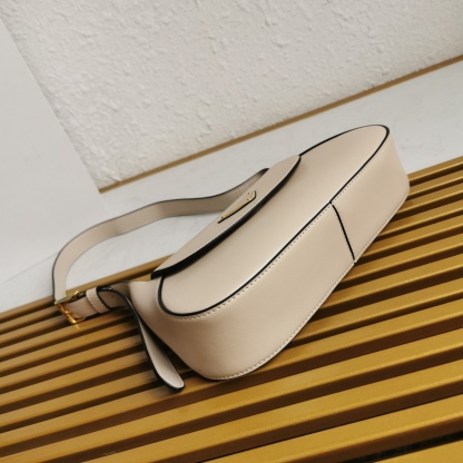 【 原單】P家🌹新款🎉Moon手袋液下包🎉1BD358到貨啦🎉🎉這款簡約Moon液下包為牛皮綻現摩登百搭的魅力。弧形包身設計，肩帶可調長短，磁扣開合翻蓋，便於隨心轉換造型。內配進口小羊皮，設有內袋，金屬配件更添亮麗格調，上身效果非常酷/時尚，又是一款永欠不過時爆款🎉寶寶們，趕緊入手吧🎉 尺寸：長25x高15x底5.5cm🎉🎉🎉🍊！