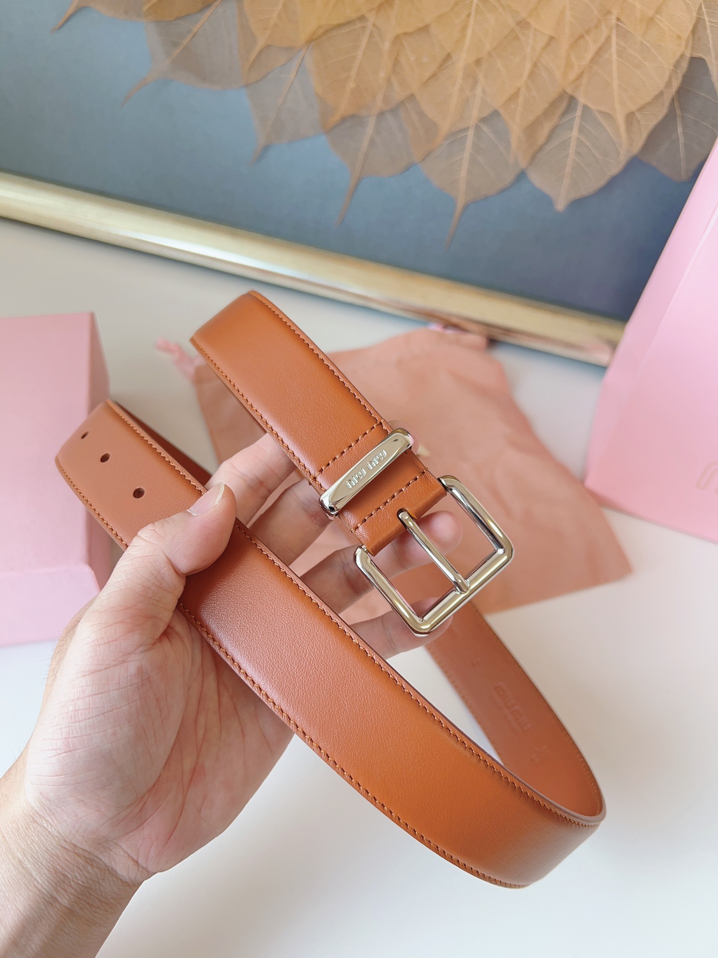 这款皮革腰帶設計簡約而優雅，腰帶環伴以Miu Miu徽標。雙面進口小牛皮 金屬搭扣 腰帶環飾激光雕刻徽標 寬度: 3.5cm
