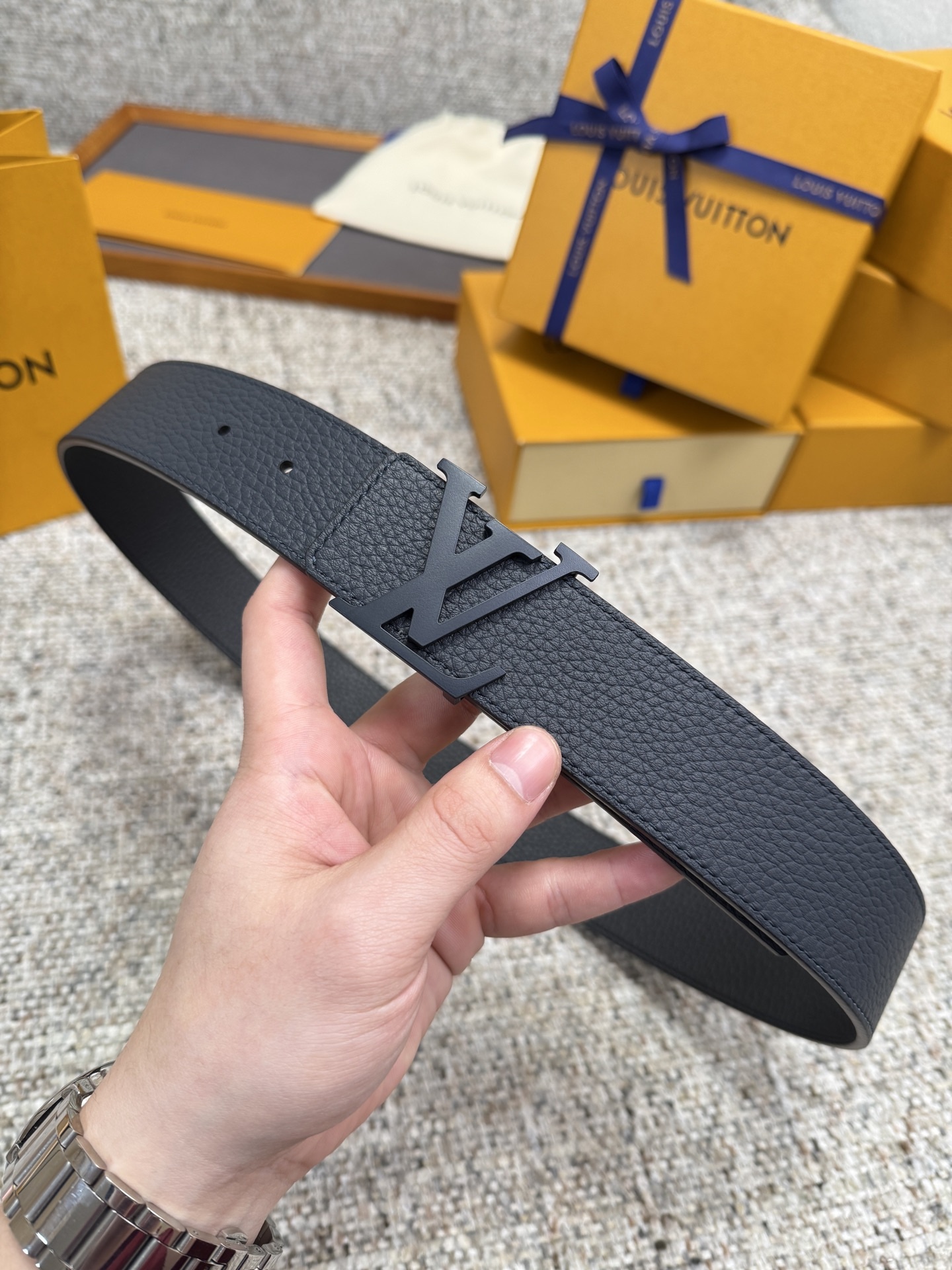 
Louis Vuitton LV腰带 荔枝纹皮底系列 原厂五金 精致手工绘边 柔软舒适 宽4.0