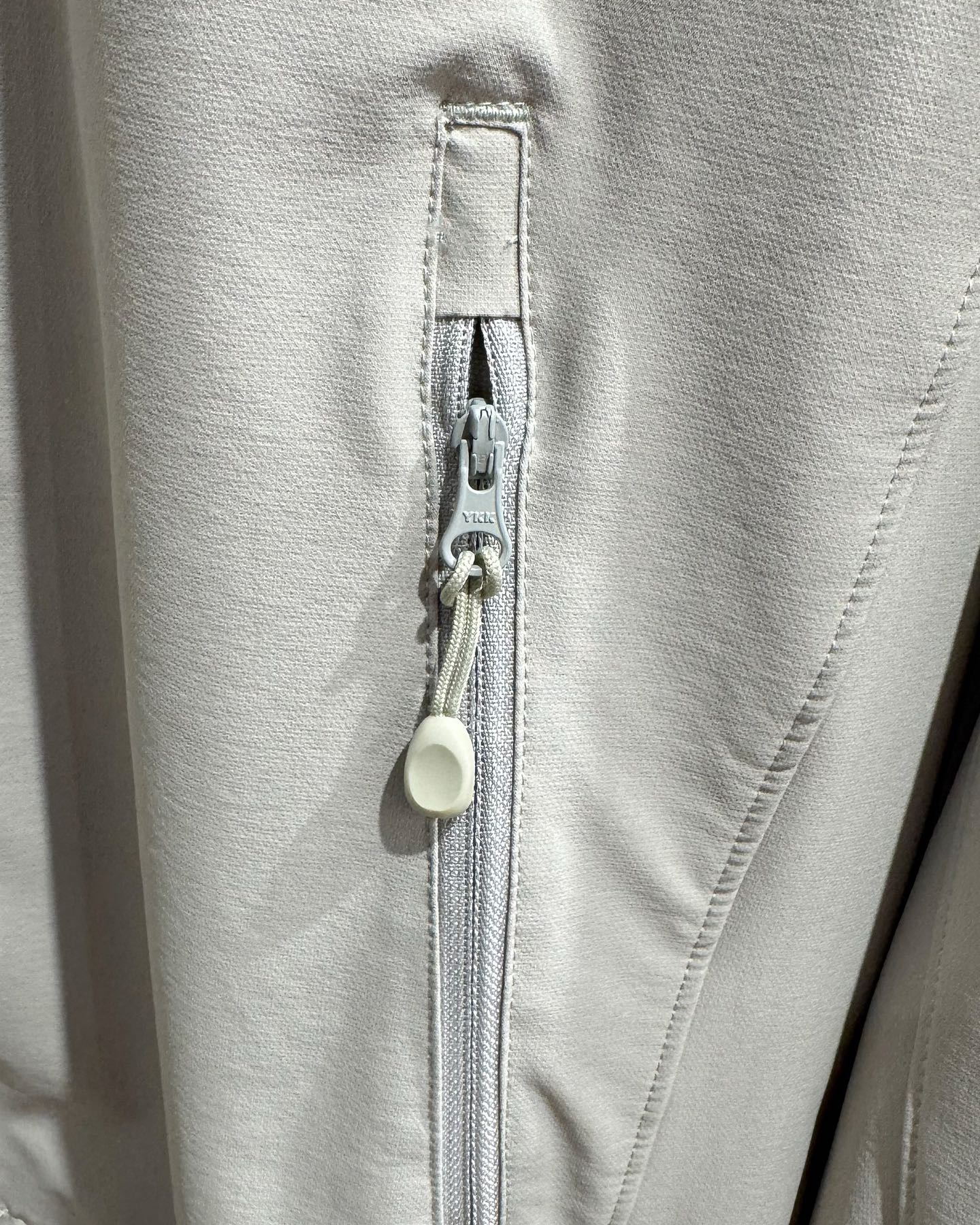 KAILAS‌/凱樂石春秋薄款輕量化衝風衣上衣外套】輕裝上陣！風雨無阻！

解鎖春秋戶外自由！輕到能揣進包里，卻能扛住風雨突襲！

極致輕量化面料，告別臃腫，上身輕若無物，跑步、騎行不束縛，戶外通勤也能利落有型！

透氣膜科技，運動時快速排汗，避免悶熱黏膩，春秋穿剛剛好！

立領剪裁護住脖頸，阻擋冷風灌入！

戶外級耐造，耐磨抗撕裂，口袋拉鍊防掉物，細節拉滿，徒步、騎行都穩！

極簡純色，內搭衛衣、T恤都好看，日常出街也能穿出高級感！

顏色:岩石灰  神秘黑
尺碼:L-3xL
L碼：   胸