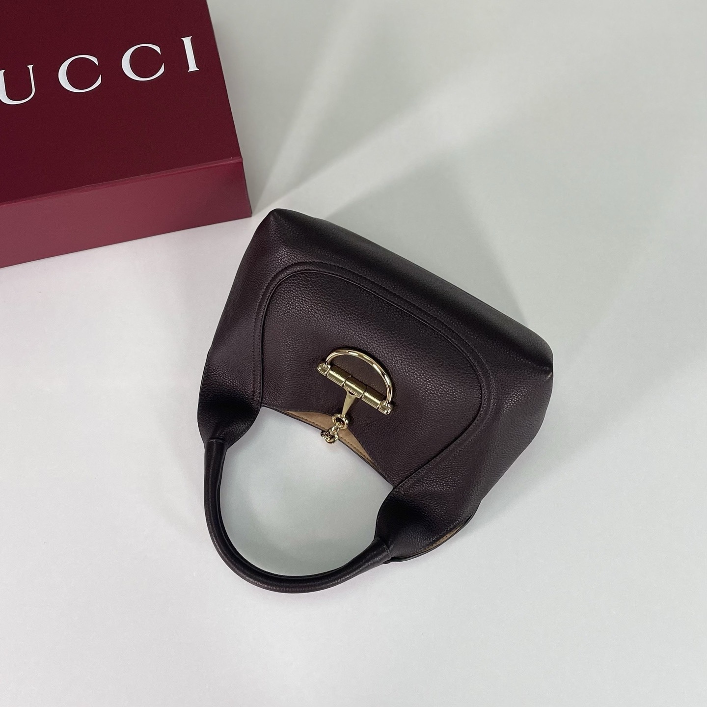 💫💫❤️❤️Gucci Softbit系列小號肩背包，匠心融蘊半馬銜扣造型品牌經典馬術風格配件。提手高15釐米，磁扣開合，款號837467咖啡棕皮，尺寸27.5X21X16