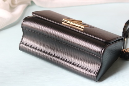 [玫瑰]最新款[玫瑰][玫瑰] 原版品質【獨家實拍 款號:50506/M11723/M11724/M11725 】
 本款 Twist 中號手袋擁有 Epi 皮革的考究肌理，搭配牛皮革內襯和光滑牛皮革飾邊。琺 Monogram 花卉懸掛於纖細鏈條，可拆卸並調節的肩帶實現肩背和斜挎選擇。17 x 9.5 x 23釐米(高 x 寬 x 長度)