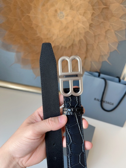 巴黎世家（Balenciaga）寬度3.0cm 是法國的奢侈品牌，作為時尚界最具影響力品牌之一的地位。設計師源於：都市時尚潮流獨特的設計風格，採用進口小牛皮製作；搭配純銅復古五金，使其更具魅力。值得擁有的百搭精品！