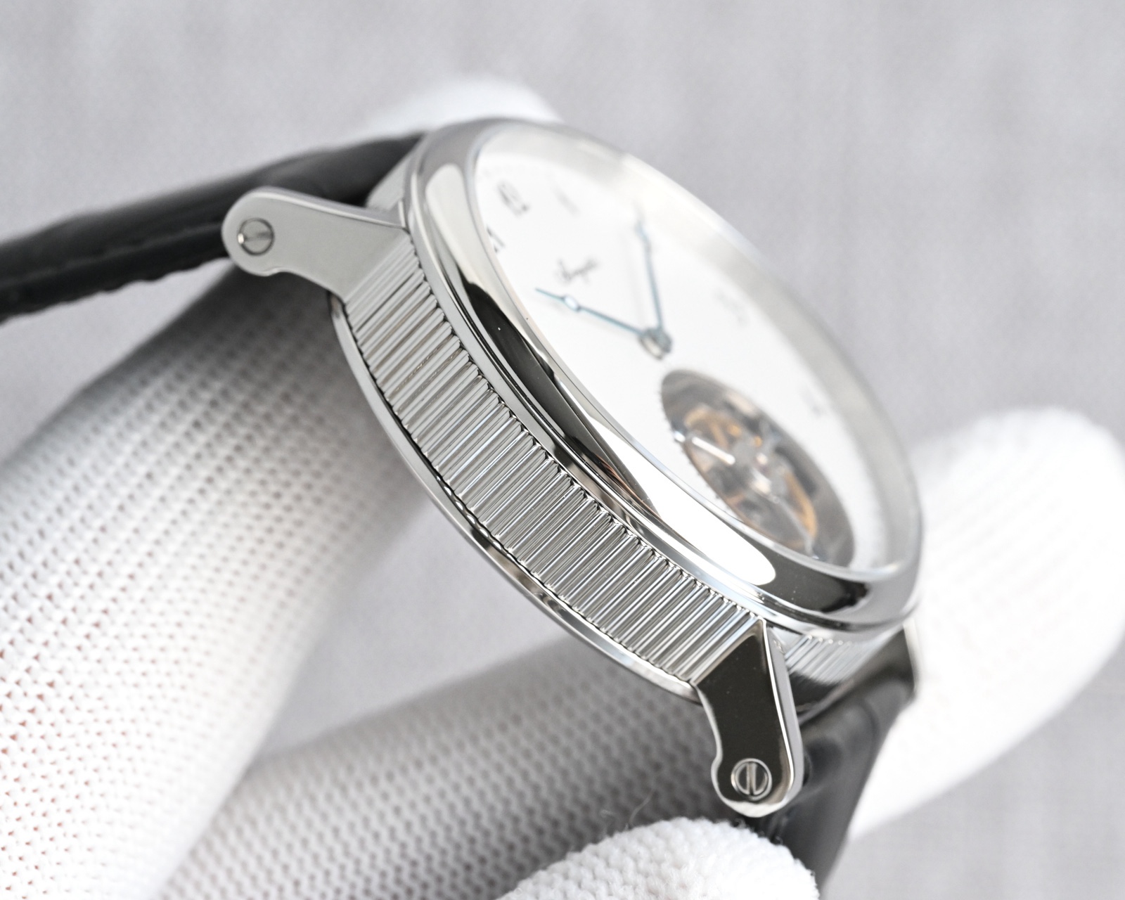 TW Factory  224年前，阿伯拉罕-路易·寶璣 🏅️KF1 先生在他所創立的巴黎鐘錶堤岸制表工坊中，寶肌 創造了制表史上令無數人贊嘆的陀飛輪調速裝置。這一無比複雜的精密機構彰顯了寶璣先生卓然超群的遠見與創想，時至今日仍對高級制表業有著重要意義。至今，陀飛輪的作用和意義已不僅是提高走時的精准度，📸而是譜寫了制表領域的輝煌篇章。寶璣陀飛輪時計臻品在百年徵程中不斷創新，超越自我，集精湛機械製造技藝與深厚美學原理於一身，創制出演繹複雜迷人的機械世界。腕表的表冠上刻有著名的寶璣品牌標誌