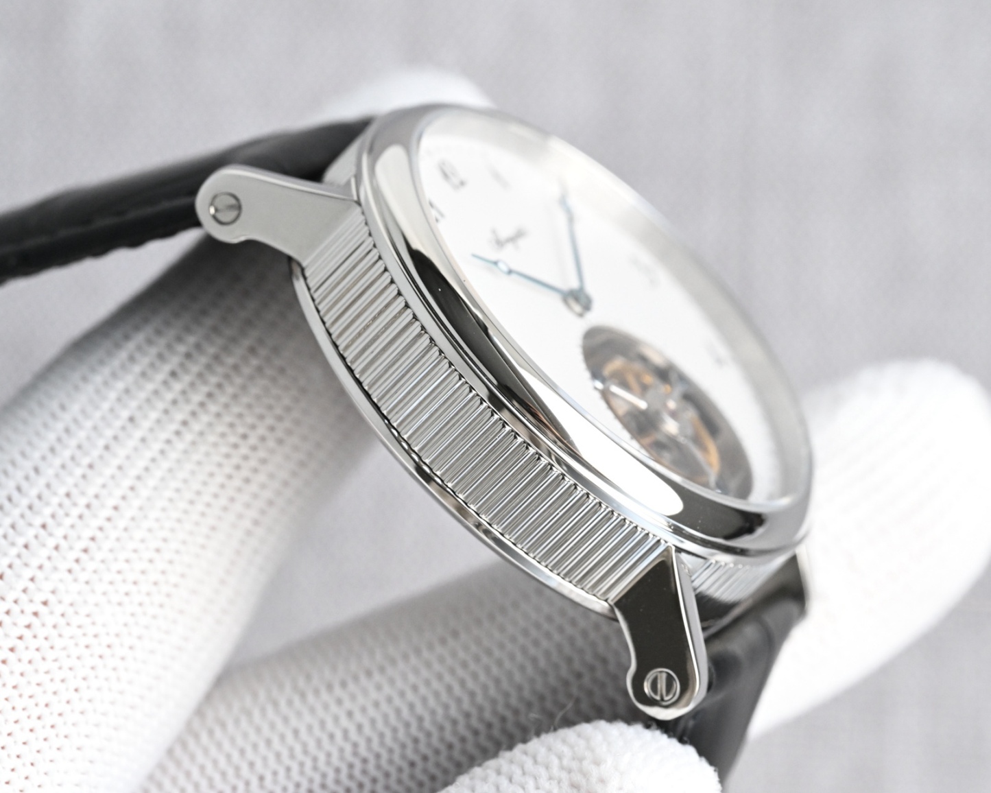 TW Factory  224年前，阿伯拉罕-路易·寶璣 🏅️KF1 先生在他所創立的巴黎鐘錶堤岸制表工坊中，寶肌 創造了制表史上令無數人贊嘆的陀飛輪調速裝置。這一無比複雜的精密機構彰顯了寶璣先生卓然超群的遠見與創想，時至今日仍對高級制表業有著重要意義。至今，陀飛輪的作用和意義已不僅是提高走時的精准度，📸而是譜寫了制表領域的輝煌篇章。寶璣陀飛輪時計臻品在百年徵程中不斷創新，超越自我，集精湛機械製造技藝與深厚美學原理於一身，創制出演繹複雜迷人的機械世界。腕表的表冠上刻有著名的寶璣品牌標誌