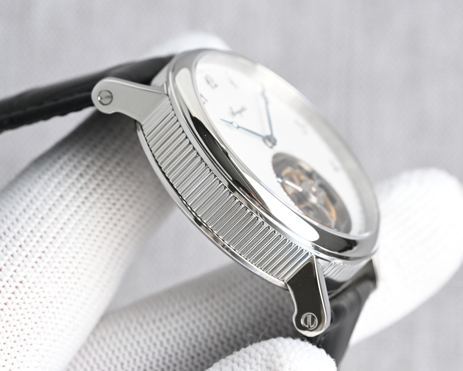 TW Factory  224年前，阿伯拉罕-路易·寶璣 🏅️KF1 先生在他所創立的巴黎鐘錶堤岸制表工坊中，寶肌 創造了制表史上令無數人贊嘆的陀飛輪調速裝置。這一無比複雜的精密機構彰顯了寶璣先生卓然超群的遠見與創想，時至今日仍對高級制表業有著重要意義。至今，陀飛輪的作用和意義已不僅是提高走時的精准度，📸而是譜寫了制表領域的輝煌篇章。寶璣陀飛輪時計臻品在百年徵程中不斷創新，超越自我，集精湛機械製造技藝與深厚美學原理於一身，創制出演繹複雜迷人的機械世界。腕表的表冠上刻有著名的寶璣品牌標誌