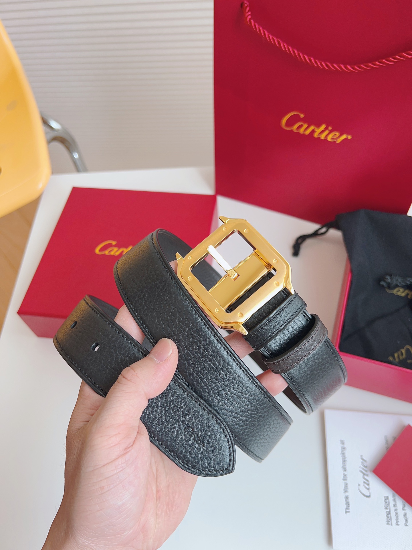 
Cartier（卡地亞）憑借匠心傑作展現與眾不同的美感，融合精湛工藝與經典設計，演繹雋永風格；瀟灑不羈，果敢獨立！此款式易搭配服飾；休閒正裝兩相宜。皮帶寬度：35mm