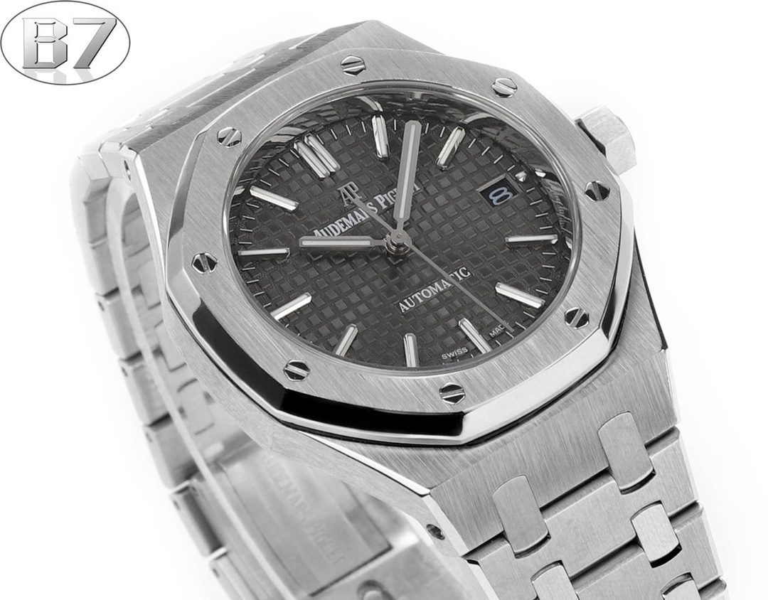 B7  Factory
AP愛彼 女款愛彼皇家橡樹 剔除機芯甲板多餘部分，使之變得更加鏤空——成就鋼表巔峰—— 實力演繹 衛冕“鋼”王！【6大精妙之處】1.正品拆解開模，尺寸為37毫米與正品一致！2.完美還原正品表殼的每一處細節，盡顯正品“稜角分明 堅毅果敢”的陽剛氣質。3.鋼帶的做工無可挑剔，比市面上任何鋼帶表做工均要更上一層樓，鋼帶頭粒和表頭銜接的“緩衝帶”的鬆緊程度與正品一模一樣。4.自動陀的與原裝致敬，是市面唯一做到顏色於原裝一致的版本（市面一般版本均偏紅）其上的ap族徽雕刻獨一無二。