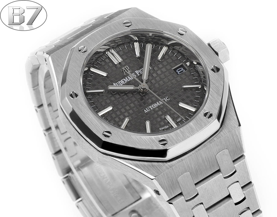 B7  Factory
AP愛彼 女款愛彼皇家橡樹 剔除機芯甲板多餘部分，使之變得更加鏤空——成就鋼表巔峰—— 實力演繹 衛冕“鋼”王！【6大精妙之處】1.正品拆解開模，尺寸為37毫米與正品一致！2.完美還原正品表殼的每一處細節，盡顯正品“稜角分明 堅毅果敢”的陽剛氣質。3.鋼帶的做工無可挑剔，比市面上任何鋼帶表做工均要更上一層樓，鋼帶頭粒和表頭銜接的“緩衝帶”的鬆緊程度與正品一模一樣。4.自動陀的與原裝致敬，是市面唯一做到顏色於原裝一致的版本（市面一般版本均偏紅）其上的ap族徽雕刻獨一無二。