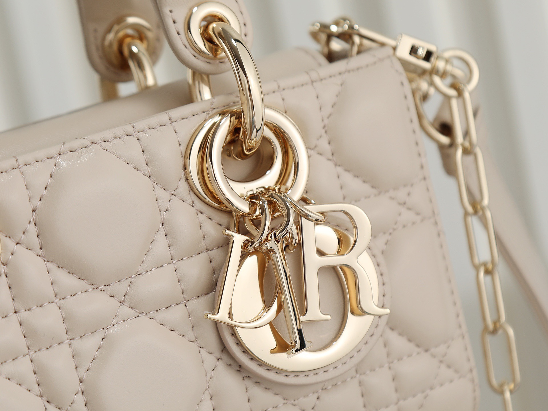 原廠級 米杏色 迷你尺寸
𝗗𝗶𝗼𝗿 𝗗-𝗝𝗼𝘆 𝗯𝗮𝗴羊皮2025款新款
時尚果然就是輪回，回歸了一把中古戴妃
長方包形，短鏈條➕細長肩帶直接封神！！
復古時髦感超強，真是什麼場合都可以把住
絕對是lady中的天花板了，強勢出圈啦姐妹們
款號：0636
尺寸：19x10.5x5.5cm
