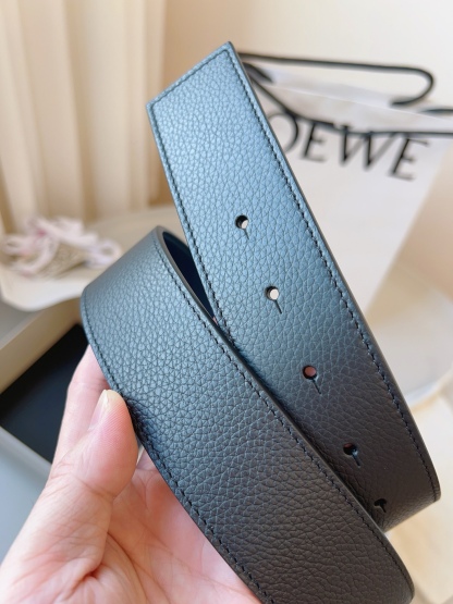 羅意威LoEWE 4.0cm正反兩穿腰帶，選用壓紋牛皮革製成，反復Anagram圖案