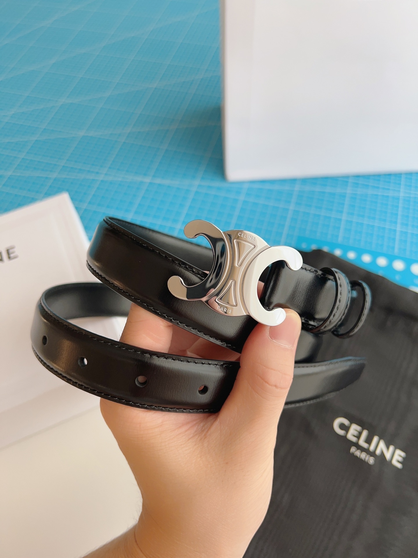 《CELINE》賽琳皮帶 celine 腰帶寬度2.5cm 超火凱旋門，手感柔軟細膩，上身效果超級好看。非常顯腰線型﹣﹣時尚必備神器﹣