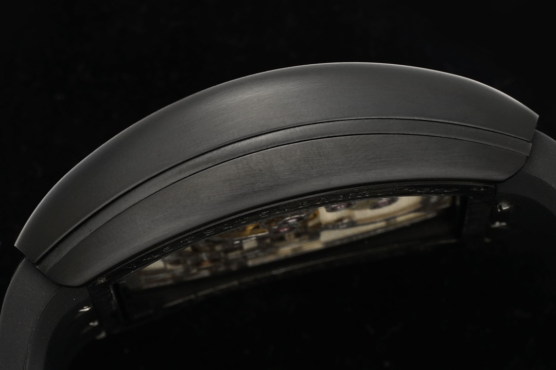 RMS最新款 頂級復刻 法蘭克穆勒V45 Vanguard陀飛輪系列 歷時多年研發機芯 
1 1:1 超級復刻原裝複雜法穆蘭陀飛輪機芯 細節完美到位 打造正品機芯獨具的雙發條盒 超薄工藝 
2超長72小時動力儲存 告別每天手動上鏈 高端玩家的定制款 把頭上鏈30個半圈 發條盒為滿 不需要過度上鏈 
3 千錘百鍊 316L精鋼表殼 超薄表殼 與原裝一致厚度 彎曲弧度 更加貼合手腕 佩戴舒適 
4 純正進口意大利小牛皮 貼合手感品質一流的進口氟橡膠錶帶 與正版全完通用互換
5瑞士工程師 原版機芯拆解 一比一甲