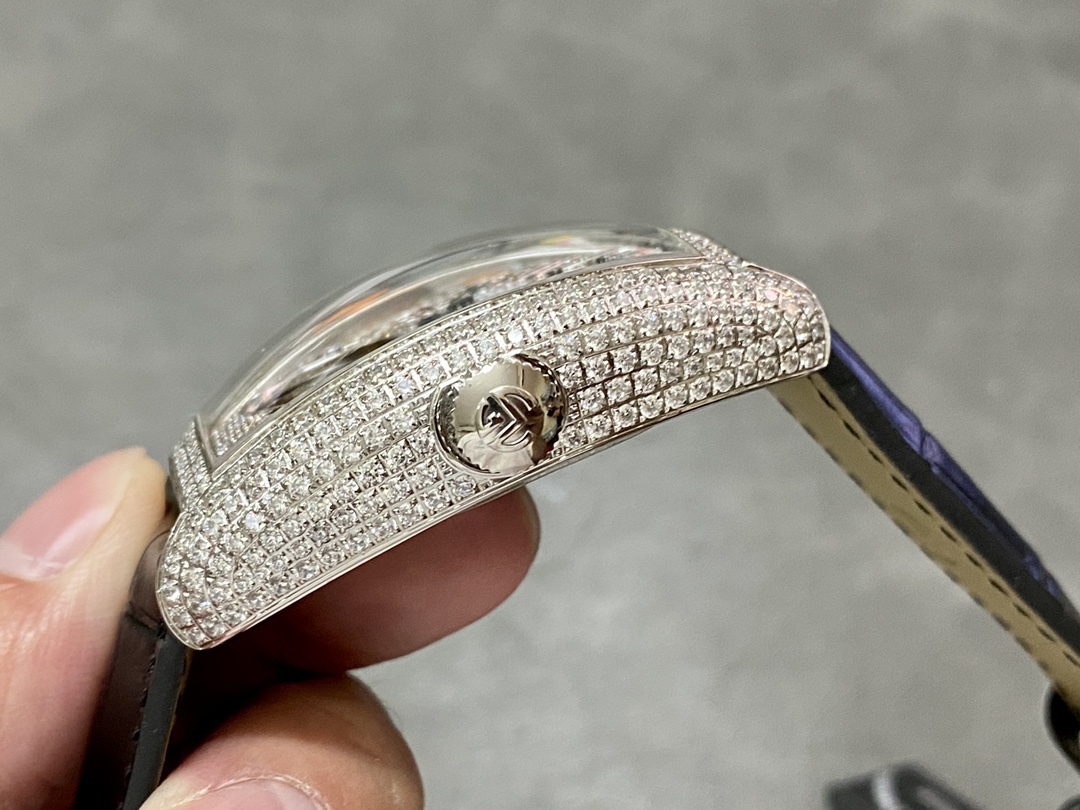 ABF 最新款頂級復刻 法蘭克穆勒 陀飛輪腕表 25鑽鏤空陀飛輪 限量版 歷時一年研發機芯 
1 1:1 超級復刻原裝複雜鏤空機芯 細節完美到位 打造正品機芯獨具的雙發條盒
2超長72小時動力儲存 告別每天手動上鏈 高端玩家的定制款
3 千錘百鍊 316L精鋼表殼 拉絲拋光 提供兩種表殼選擇 跟專櫃VVIP一樣訂制喜好服務 超薄表殼 彎曲弧度 更加貼合手腕 佩戴舒適
4高成本超清拱形藍寶石水晶玻璃 超強通透 防刮耐磨
5純正進口意大利小牛皮 手感品質一流 防水透氣 
6瑞士工程師 原版機芯拆解 一比一甲