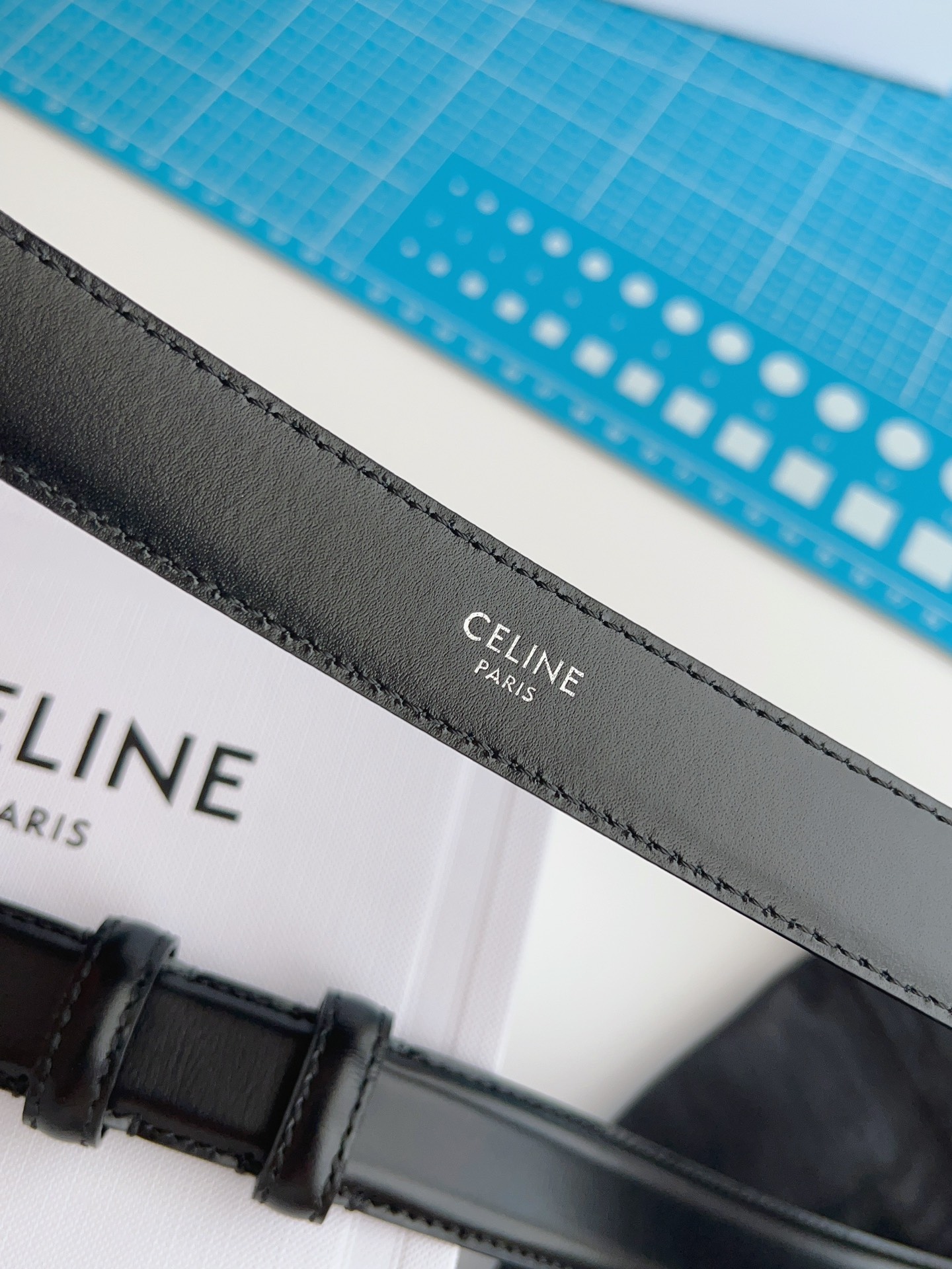 《CELINE》賽琳皮帶 celine 腰帶寬度2.5cm 超火凱旋門，手感柔軟細膩，上身效果超級好看。非常顯腰線型﹣﹣時尚必備神器﹣