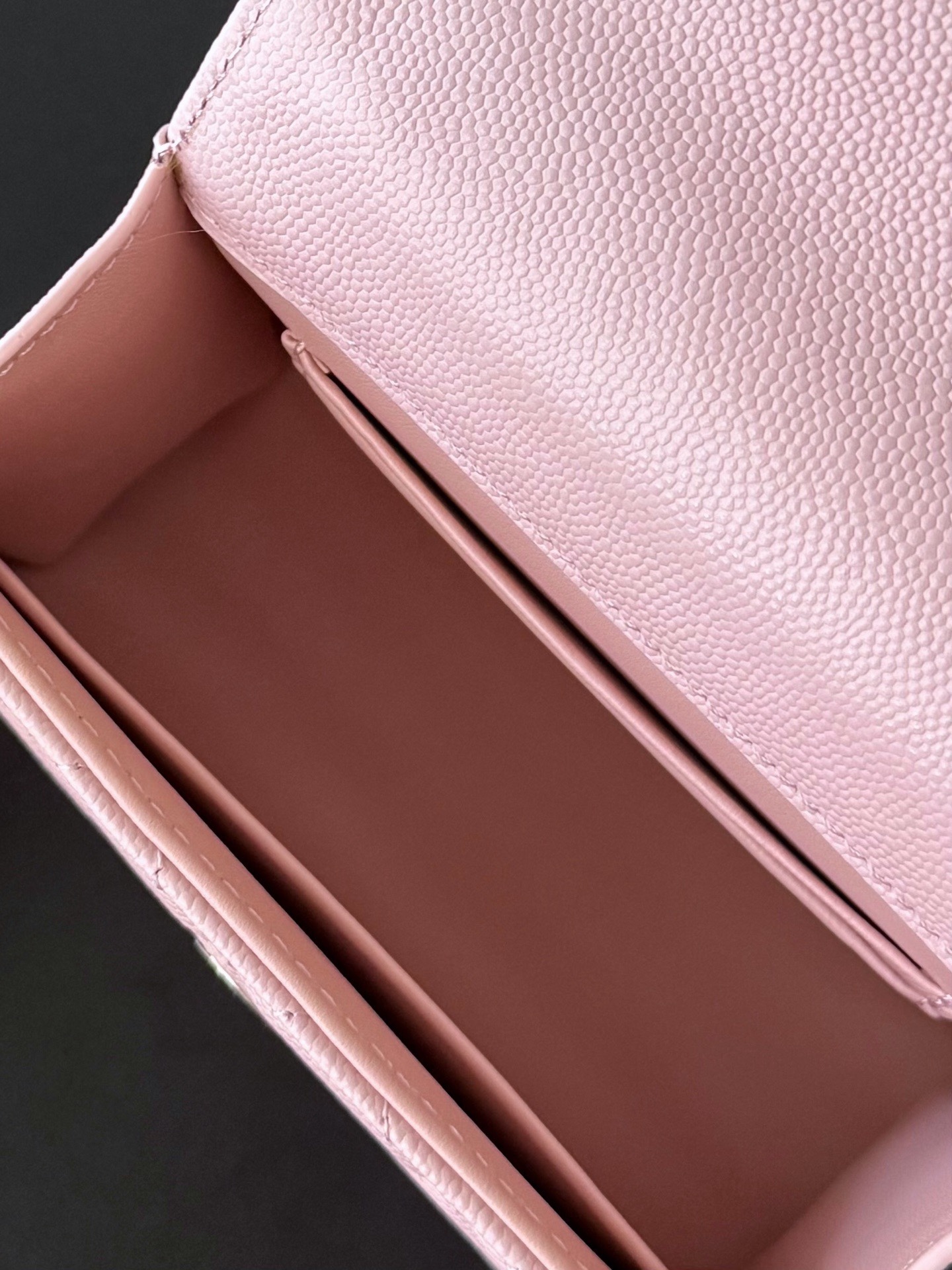 Chanel 25S 新款本季 最火的小球牛皮Kelly 手柄包
這顆絕對是黑馬
第一眼看到就深深愛上💕
顏值不必說 直接閉眼入不會錯
很好打理 也是百搭型
實現了單背斜挎腋下背手拎的效果📷
簡直就是福音〰️
很精緻 值得珍藏🔝

五金：全鋼18K淺金
皮料：獨家Haas小牛皮
尺寸：𝟏𝟒.𝟓*𝟏𝟏.𝟓*𝟓.𝟓 𝚌𝚖
型號：AS3237