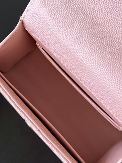 Chanel 25S 新款本季 最火的小球牛皮Kelly 手柄包
這顆絕對是黑馬
第一眼看到就深深愛上💕
顏值不必說 直接閉眼入不會錯
很好打理 也是百搭型
實現了單背斜挎腋下背手拎的效果📷
簡直就是福音〰️
很精緻 值得珍藏🔝

五金：全鋼18K淺金
皮料：獨家Haas小牛皮
尺寸：𝟏𝟒.𝟓*𝟏𝟏.𝟓*𝟓.𝟓 𝚌𝚖
型號：AS3237