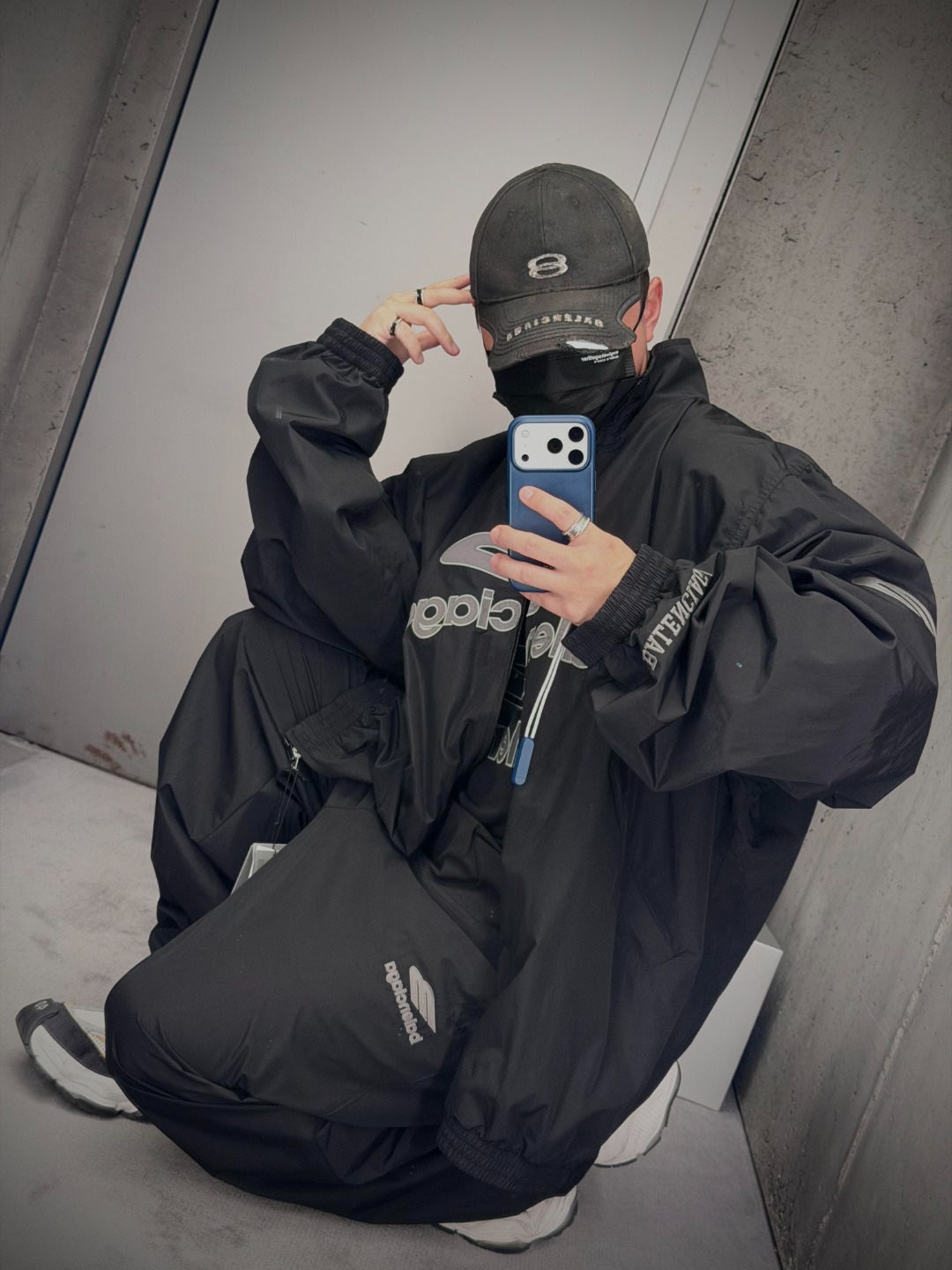 🔝Balenciaga 巴黎世家 26SS 3M徽章衝鋒衣夾克外套
Football系列夾克 黑色主調+灰色Logo刺繡 緞面材質自帶光澤 oversize版型超顯瘦 立領設計利落有型 袖口和下擺細節豐富 左下角“88”數字+品牌元素 辨識度超高 日常街頭、暗黑風都能輕鬆駕馭 搭配同系列衛衣或褲子 酷感造型輕鬆get
尺碼：XS-L