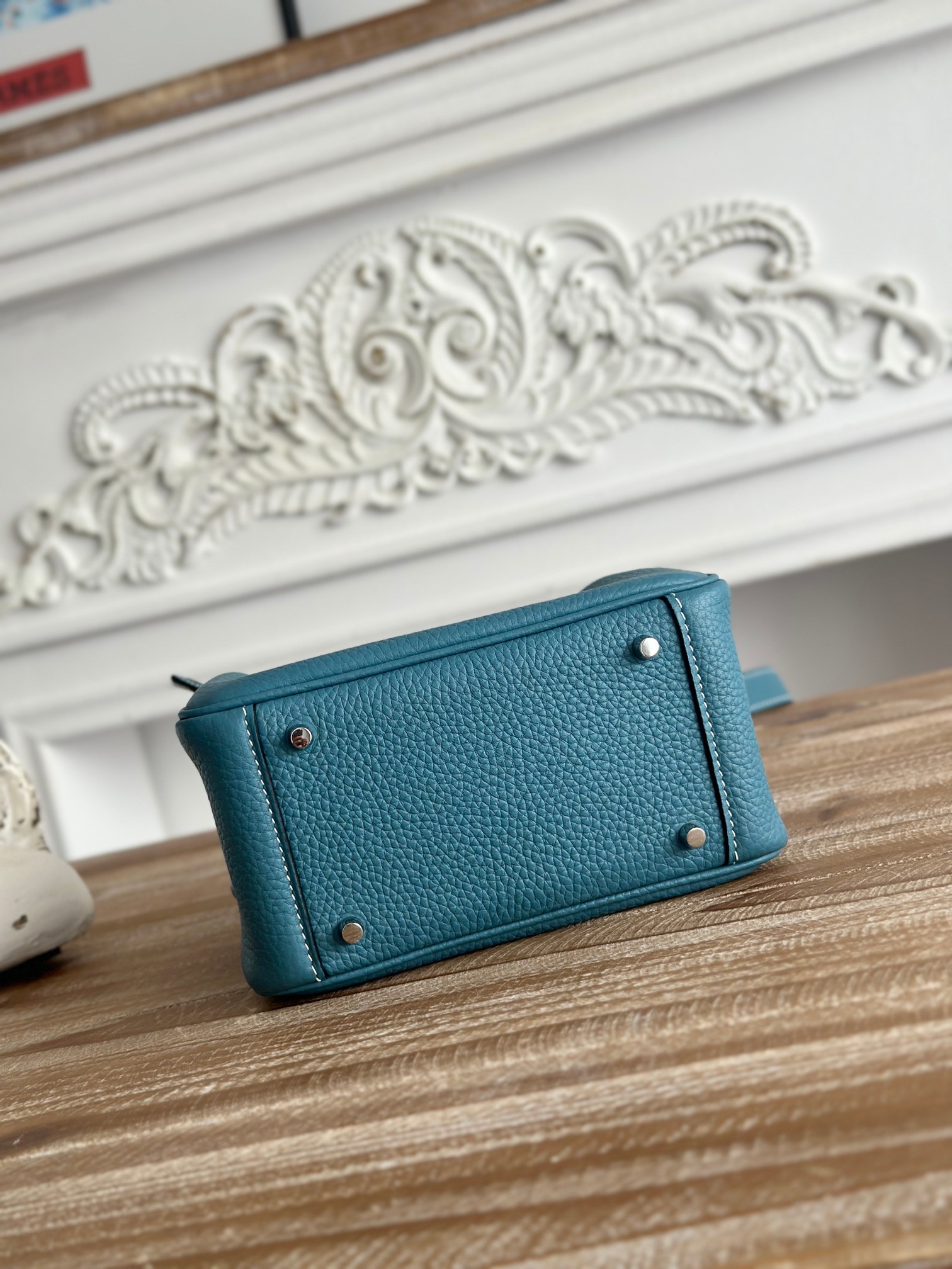 琳迪lindy 19cm	
Tc皮 蜜蠟線半手工縫製
lindy19保留了琳迪包所有細節的完整設計，側口袋、拉鍊等全部都是經典的設計√
這只小可愛暴擊了多少人的少女心