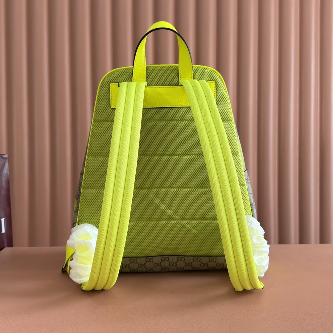 💋💋💋配全套原廠專櫃禮品袋包裝【新品】這款背包是2025早秋系列的一款力作。此單品以自然光澤黑色軟皮匠心打造，巧妙融入雙G元素和Gucci印花壓紋標識。織帶細節令整體廓形愈發豐滿，締就引人矚目的日常配飾。
