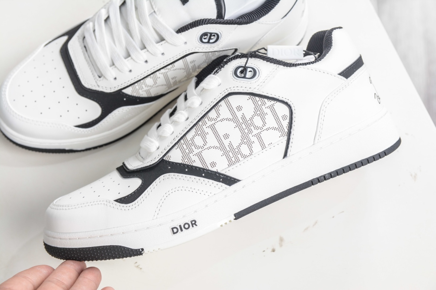 迪奧 B27休閒運動鞋 延續 Dior的經典款式B27 
尺碼：39 40 41 42 43 44 45
