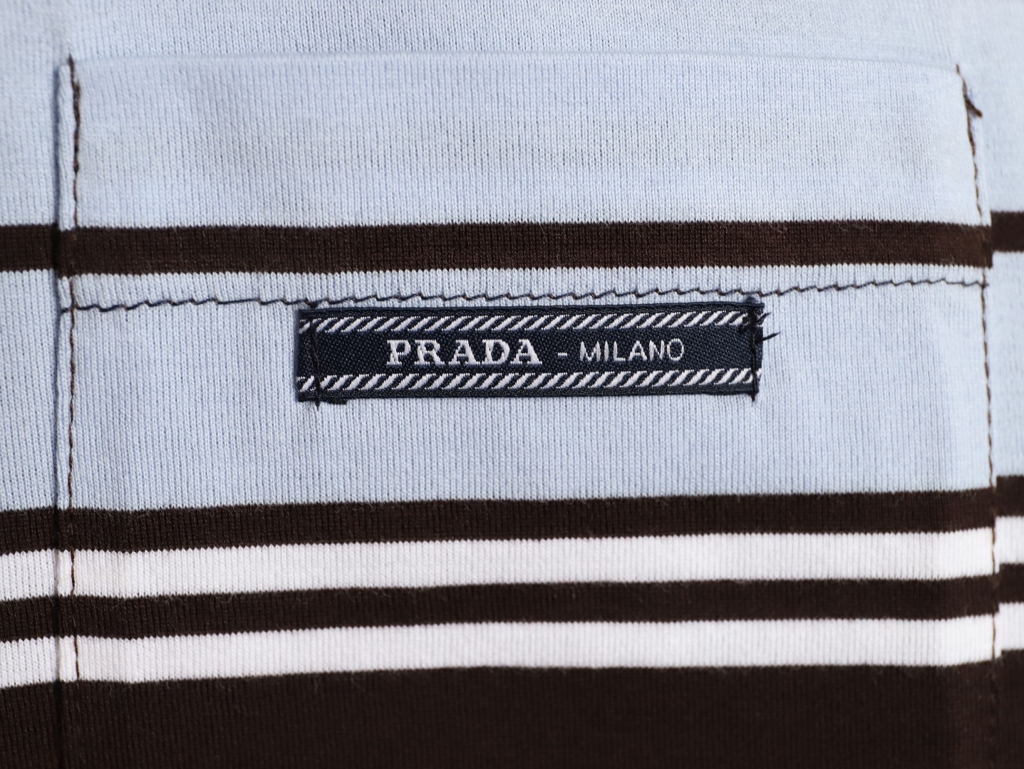🔝PRADA普拉達PRD 藍色條紋口袋短袖T恤
定制精密60支雙股尊享條紋料，人體學立體裁剪，慢工出細活，做工複雜，繁瑣 時效慢，損耗高，手工紅外線畫線口袋，以紅外線技術為輔助，實現口袋位置的精准定位與標記，即保留了手工縫製的精細與靈活性，面料都經過澆洗，手感質感更佳，不易變形，不易縮水，不易褪色，合身版型
B Size：36 38 40 42
