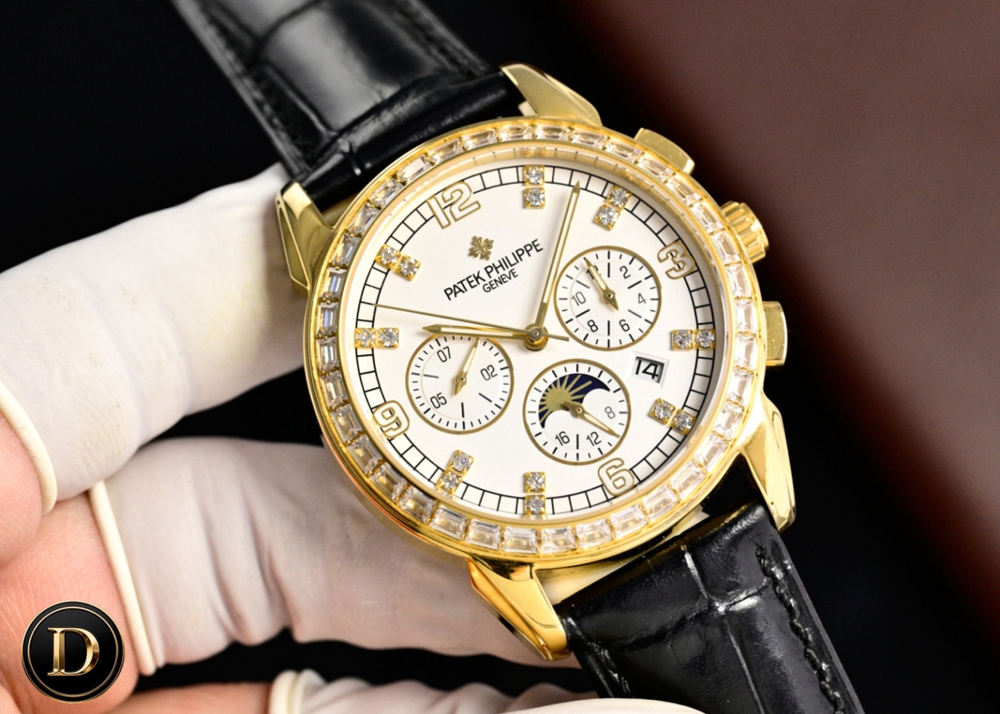 百達翡麗Patek Philippe驚艷登場，42毫米的表徑適配大眾男性手寸，非常商務可亦‬休閒。整表表殼手工雕刻花紋，視覺衝擊力強，令人過目不忘，實物質感更加優美。     
1⃣️搭配進口9100多功能機芯【非市場普通國產機芯】（零返修）功能（24小時,星期/星辰/月份）此腕表擁有38-48小時動力儲備.
2⃣️進口316L精鋼，採用18k品質爐內真空電鍍！
3⃣️搭配獨家定制方形鱗紋牛皮錶帶
4⃣️耐磨防刮藍寶石玻璃鏡面！
5⃣️30米生活防水等級.
百達翡麗（Patek Philippe） 簡約