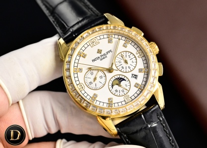 百達翡麗Patek Philippe驚艷登場，42毫米的表徑適配大眾男性手寸，非常商務可亦‬休閒。整表表殼手工雕刻花紋，視覺衝擊力強，令人過目不忘，實物質感更加優美。     
1⃣️搭配進口9100多功能機芯【非市場普通國產機芯】（零返修）功能（24小時,星期/星辰/月份）此腕表擁有38-48小時動力儲備.
2⃣️進口316L精鋼，採用18k品質爐內真空電鍍！
3⃣️搭配獨家定制方形鱗紋牛皮錶帶
4⃣️耐磨防刮藍寶石玻璃鏡面！
5⃣️30米生活防水等級.
百達翡麗（Patek Philippe） 簡約