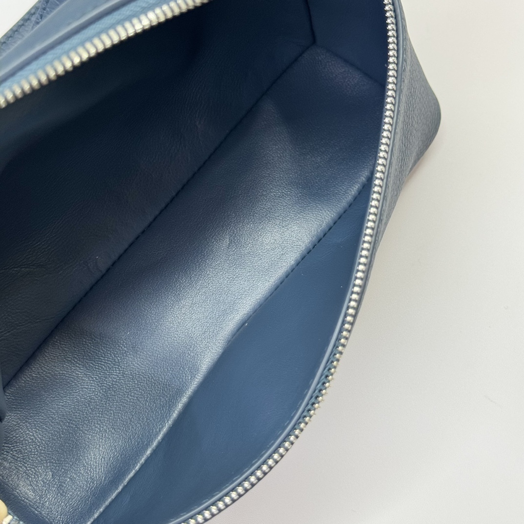 𝓛𝓸𝓻𝓸 𝓟𝓲𝓪𝓷𝓪諾悠翩雅
𝑬𝒙𝒕𝒓𝒂 𝑷𝒐𝒄𝒌𝒆𝒕 𝑳𝟏𝟗 
這是一款大開口結構的功能性設計的手拿包，經典風格和簡約設計的組合體。包身採用進口原廠小牛皮材質，輕微的錘紋呈現優雅的紋理，內里採用進口原廠小羊皮。皮革手柄和可拆卸肩帶，可打造出不同背法實用百搭。雙向拉鍊開合，搭配My Charms銀色金屬掛飾。（LP特級全鋼配件五金）
size：11×19×6.5cm
貨號：FAN4046
配套全套專櫃禮盒包裝🎁