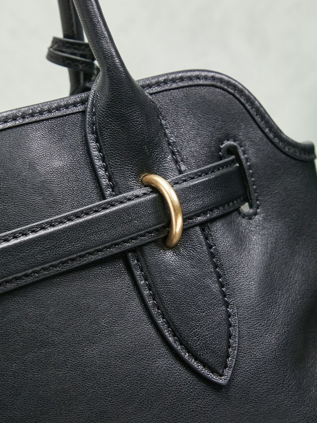 Aventure包袋展现出简约随性的魅力。重新诠释经典线条，这款柔软的Nappa变体展现出多功能和实用的态度，并通过精致独特的细节得到提升。aventure nappa皮革手袋灵感源自miu典藏设计，结构经过调整，变得更加轻便，焕发全新个性，饰以压花字母徽标，增添标志性元素，复古金色五金配件，亚麻混纺衬里，配拉链口袋和贴袋，长手腕适合用作手提或单肩
