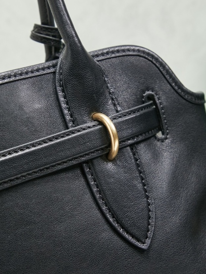 Aventure包袋展现出简约随性的魅力。重新诠释经典线条，这款柔软的Nappa变体展现出多功能和实用的态度，并通过精致独特的细节得到提升。aventure nappa皮革手袋灵感源自miu典藏设计，结构经过调整，变得更加轻便，焕发全新个性，饰以压花字母徽标，增添标志性元素，复古金色五金配件，亚麻混纺衬里，配拉链口袋和贴袋，长手腕适合用作手提或单肩
