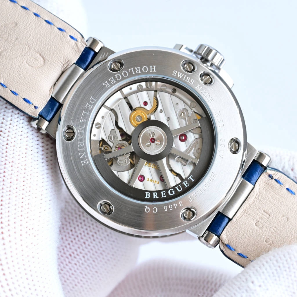 CF新品發佈會，寶璣-Breguet
航海MARINE航海系列5517款腕表，航海天文鐘的起源作品，“時計本是兵家利器”說的就是這款腕表，鐘錶界的巨作。工廠全面抄寫原裝數據，98%還原殼型字面，彰顯原裝優雅硬朗的氣質，原裝同款777A自動機械機芯，鐫刻獨立編號與寶璣先生簽名。直徑40毫米。正反均為藍寶石防刮玻璃，旋入式防水錶冠。實測防水深度100米。搭配飾有太陽放射紋錶盤，配裝進口鰐魚皮錶帶，以零頭的價格給您帶來原裝超值體驗。