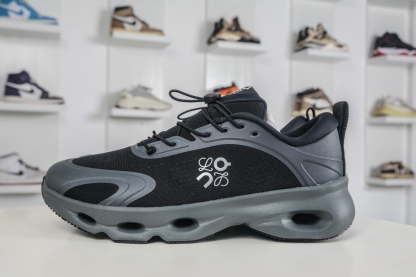 LOEWE羅意威 x ON昂跑 聯名款 Cloudsolo 
貨號: 3MF30660553
尺碼：36 36.5 37 37.5 38 38.5 39 40 40.5 41 42 42.5 43 44 44.5 45 46（真半碼）（⚠️袋子丟失扣10）