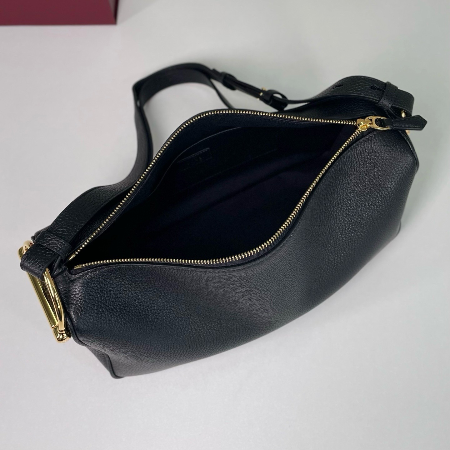Gucci Half Horsebit系列中號肩背包，煥新呈現Gucci Half Horsebit系列，以現代風格煥新演繹品牌最具標誌性的元素之一。該系列巧妙融蘊休閒廓形與標誌性的半馬銜扣配件，這也是其名稱的由來。款號860787克皮，尺寸31.5X17X12