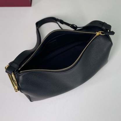 Gucci Half Horsebit系列中號肩背包，煥新呈現Gucci Half Horsebit系列，以現代風格煥新演繹品牌最具標誌性的元素之一。該系列巧妙融蘊休閒廓形與標誌性的半馬銜扣配件，這也是其名稱的由來。款號860787克皮，尺寸31.5X17X12