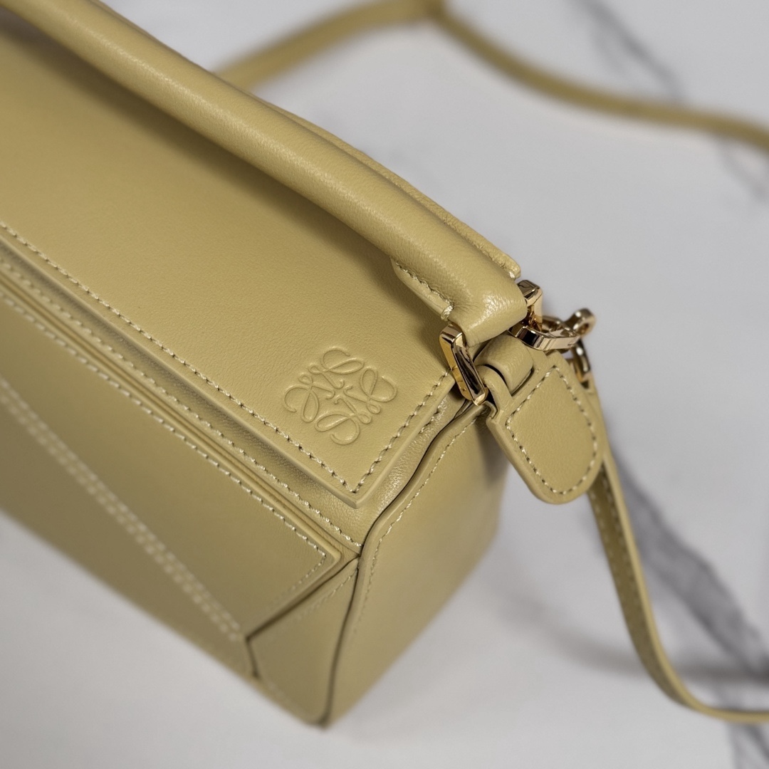 LO℮w℮🌟新款 迷你納帕羊皮革 Featherlight Puzzle 手袋 以別具一格的幾何線條勾勒長方體造型。柔軟輕盈的納帕皮革為手袋注入隨性慵懶的風格。可肩背、斜挎或手提
可拆卸可調節肩帶，飾有旋轉卡扣*拉鍊開合，鉸接式拉鍊頭 一個外部拉鍊後袋，一個內部插袋*可拆卸 LOE**WE 燙金或燙銀標籤，飾有隱秘口袋和氣球骰子*長方形金屬腳釘 納帕羊皮革襯里 Anagram 壓紋、飾牌內部鐫刻 LOE**WE.
型號：062511
size:17.5*7.5*12.5CM（配全套包裝）