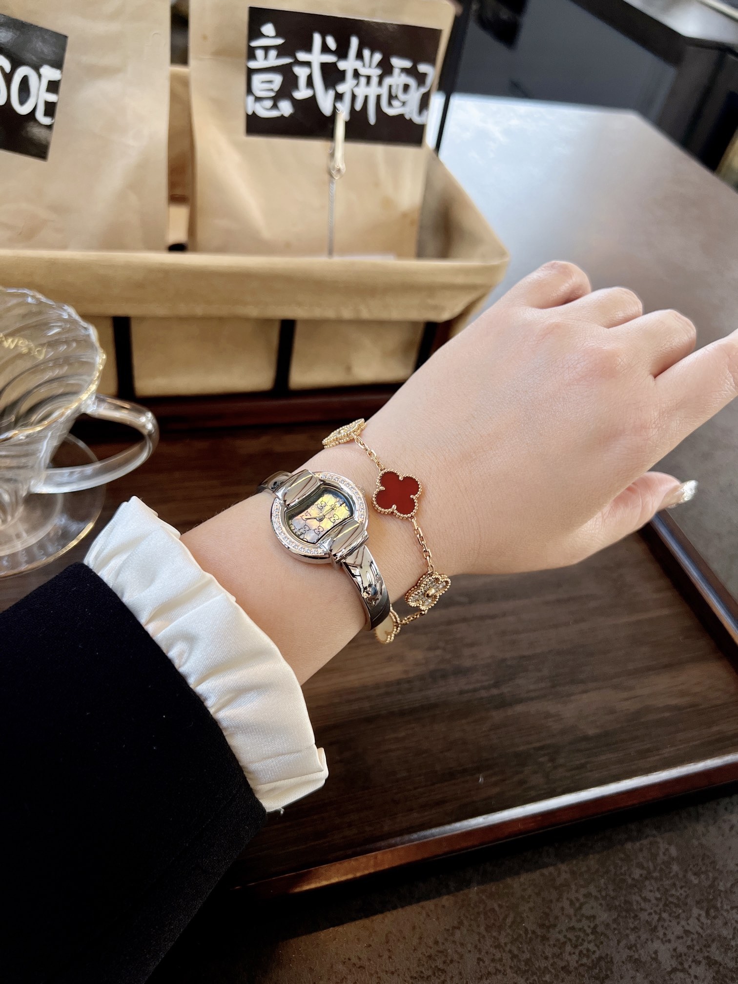 古馳
Gucci 瑞士日內瓦最新限量款升級版到貨（後蓋全新加重處理，重做原裝對版鑲鑽字面。字面鑲嵌八箭八星兩個閃亮的鋯鑽石💎，細節誠意滿滿💎區別以往老舊版本，歡迎品鑒👏👏），表徑25mm，厚度7.5mm，藍寶石玻璃，表面把頭都有經典雙G logo設計元素，非常經典，適合小手腕佩戴，小巧玲瓏，溫婉細膩