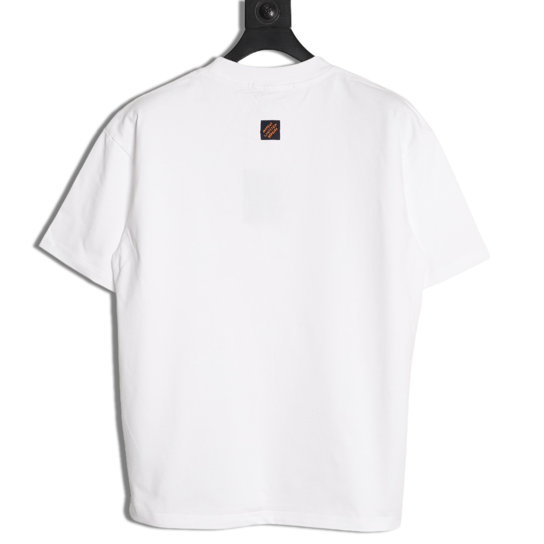 LOUIS VUITTON/路易威登LV  暗紋老花口袋短袖T恤  
面料採用300克重雙紗面料，定制32支1*1螺紋，成衣兩遍水洗處，面料舒適親膚無異感，定制定染面料， 紡織密度高，垂感佳，不易變形，厚織感加上緊密紡紗工藝，不會影響面料的透氣性，成色的飽和度很高，進口數碼直噴印花工藝，百搭好看的一款短袖，寬松版型遮肉顯瘦不挑人
M1 Size: XS-L