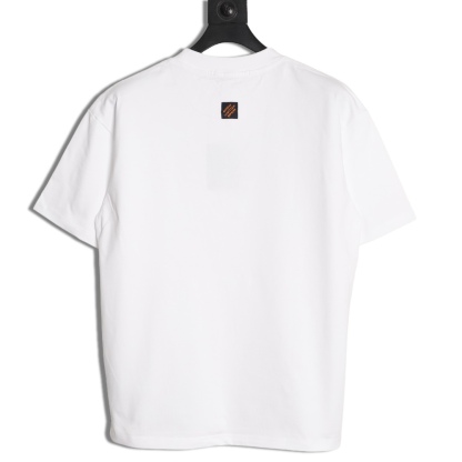 LOUIS VUITTON/路易威登LV  暗紋老花口袋短袖T恤  
面料採用300克重雙紗面料，定制32支1*1螺紋，成衣兩遍水洗處，面料舒適親膚無異感，定制定染面料， 紡織密度高，垂感佳，不易變形，厚織感加上緊密紡紗工藝，不會影響面料的透氣性，成色的飽和度很高，進口數碼直噴印花工藝，百搭好看的一款短袖，寬松版型遮肉顯瘦不挑人
M1 Size: XS-L