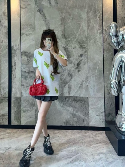 Gucci/古馳 25ss 綠色發泡印花短袖
GUCCI新款T恤採用重磅白色針織棉製成，通體檸檬綠Gucci刺繡倍添清新氣息。
A Size:S-XL