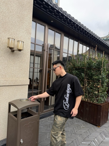 🔝BALENCIAGA巴黎世家BLCG 側邊草體字母短袖T恤
正品購入開發，40支雙紗巴黎棉210克，1*1配套十字羅紋280克，進口刺繡，面料酵洗，定制1：1商標，寬松版型
B Size：S-XL