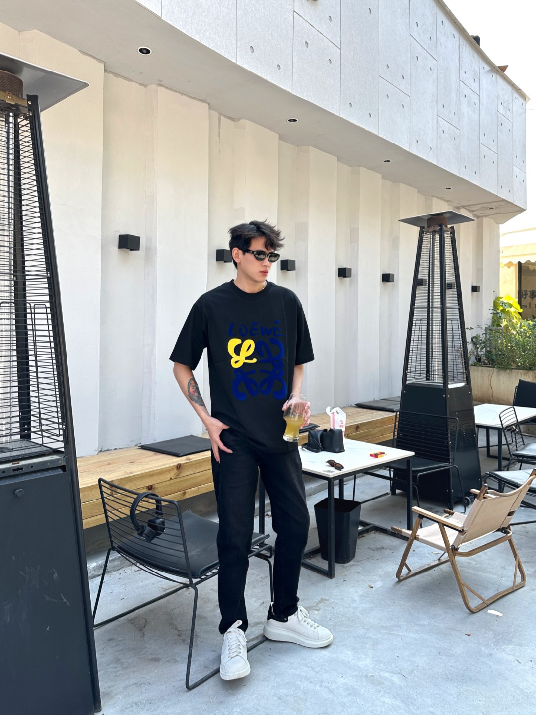 Loewe/羅意威 25ss 塗鴉彩繪植絨印花短袖T恤
260g棉質布料40支雙紗面料，無蝕塵‬毛藝工‬處布理‬面，紡織密度高，垂感佳，不易變形。
厚織感加上緊密紡紗工藝，不會影響Tee的透氣性，成色的飽和度很高
胸前撞色塗鴉彩繪植絨印花工藝
版型上身效果好，百搭好看的一款T恤，寬松版型遮肉顯瘦不挑人
顏色: 白色，黑色
S Size：S-XL