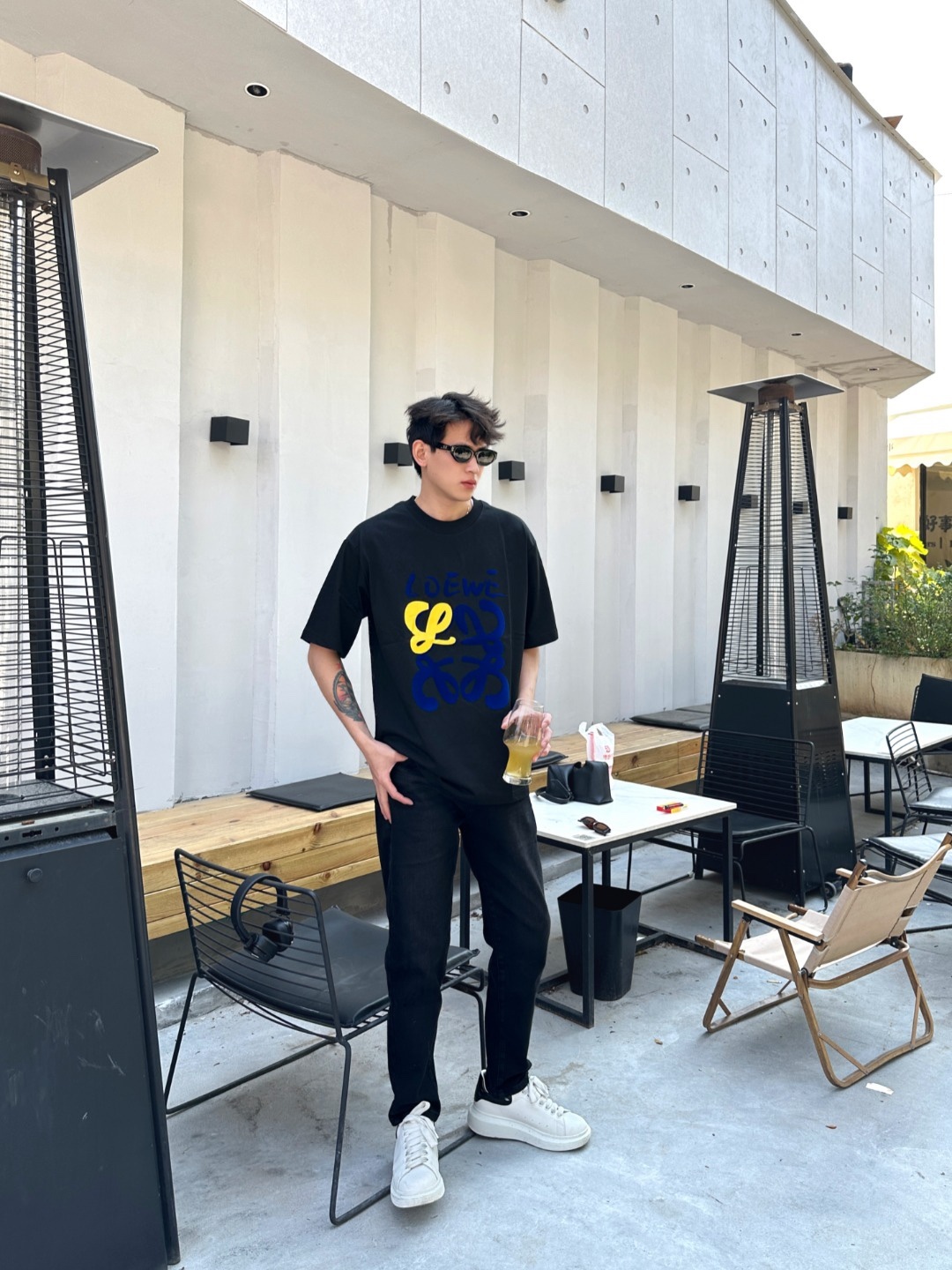 Loewe/羅意威 25ss 塗鴉彩繪植絨印花短袖T恤
260g棉質布料40支雙紗面料，無蝕塵‬毛藝工‬處布理‬面，紡織密度高，垂感佳，不易變形。
厚織感加上緊密紡紗工藝，不會影響Tee的透氣性，成色的飽和度很高
胸前撞色塗鴉彩繪植絨印花工藝
版型上身效果好，百搭好看的一款T恤，寬松版型遮肉顯瘦不挑人
顏色: 白色，黑色
S Size：S-XL