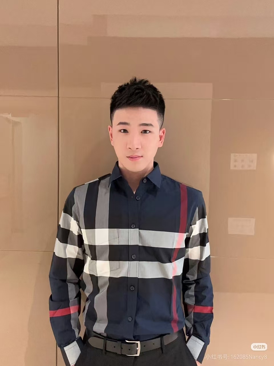 Burberry/巴寶莉 經典大格紋棉質襯衫
定制原版一致80支精梳棉單線紗，紗線全部訂染，最終確定織法，
無論是格型大小線條粗細均達到Y版水平並且布料沒有尾斜現象，
紅外線裁剪對條對格單件裁，保證大貨品質，
定制塔羅貝油封噴漆扣子自然發亮（不同市場版都是樹脂扣），裁片、領子坐領 門邊 袖口 部位加了燙薄，
全部要對格對位出成品，紅外激光定位對格取位，
每個獨立的尺碼都是定位裁片，前幅，口袋，袖子等部位都是對格對位的，
工序複製，費時費料，經典簡單氣質不失大牌，面料上身舒適柔軟卻又挺括有型，