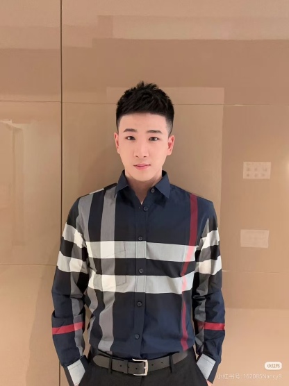 Burberry/巴寶莉 經典大格紋棉質襯衫
定制原版一致80支精梳棉單線紗，紗線全部訂染，最終確定織法，
無論是格型大小線條粗細均達到Y版水平並且布料沒有尾斜現象，
紅外線裁剪對條對格單件裁，保證大貨品質，
定制塔羅貝油封噴漆扣子自然發亮（不同市場版都是樹脂扣），裁片、領子坐領 門邊 袖口 部位加了燙薄，
全部要對格對位出成品，紅外激光定位對格取位，
每個獨立的尺碼都是定位裁片，前幅，口袋，袖子等部位都是對格對位的，
工序複製，費時費料，經典簡單氣質不失大牌，面料上身舒適柔軟卻又挺括有型，