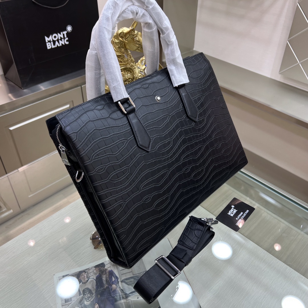 Montblanc lnternational（萬寶龍）新款公文包 採用進口鰐魚紋牛皮製作，頂級拋光不鏽鋼飾面金屬配件  ，正面萬家六角專屬標，內里雙隔層，簡單大方商務 成功男士們的最愛🤵🏻！
尺寸：40-30-7
型號：601312-1w